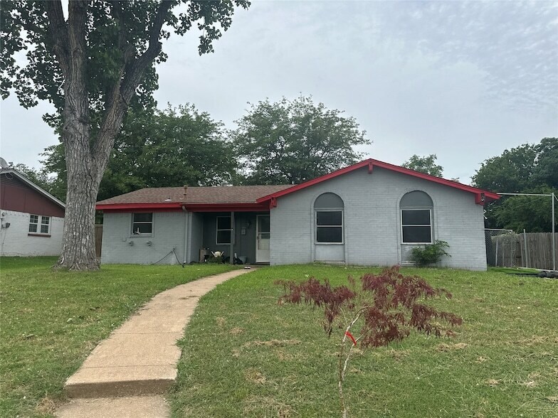 Building Photo - 313 Victoria Dr