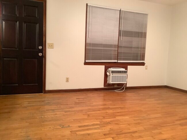 Living room - 1606 Caniff Cir