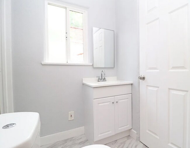 Foto del edificio - COMING SOON - 1-Bedroom Apartment with In-...