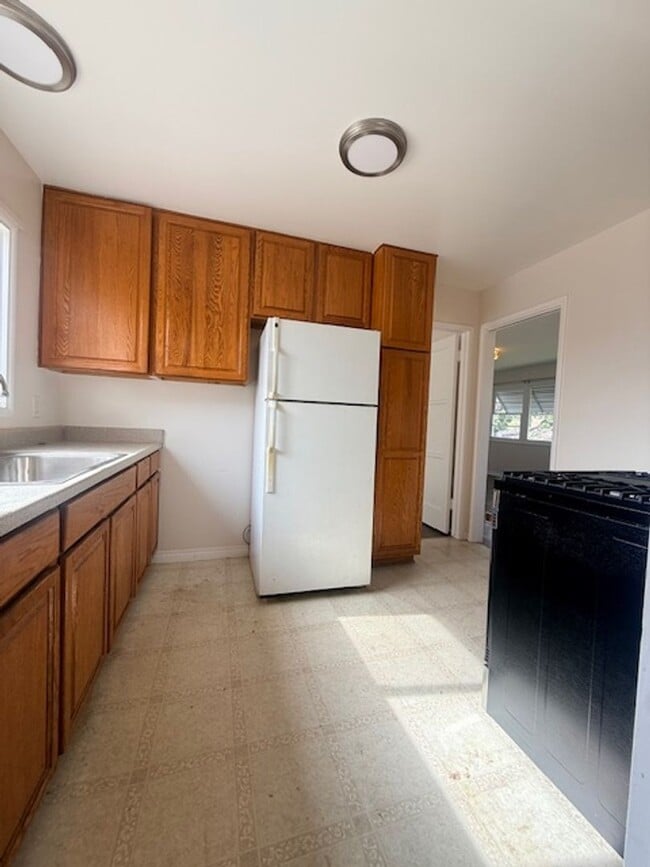 Building Photo - Lovely house with a large backyard