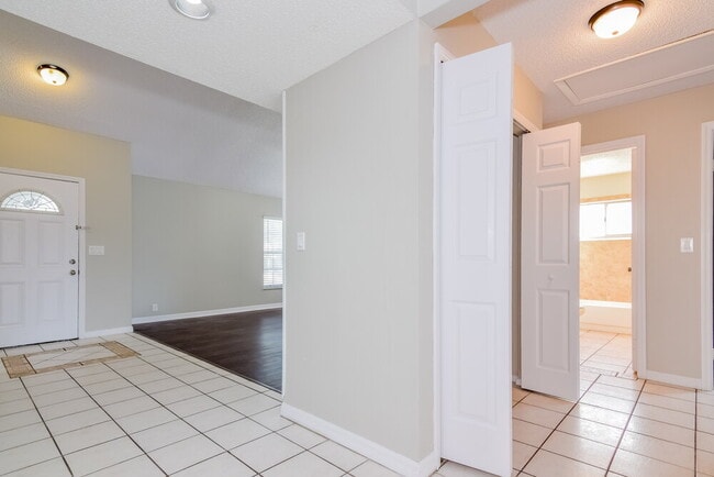 Foto del edificio - 1228 Tuxford Dr