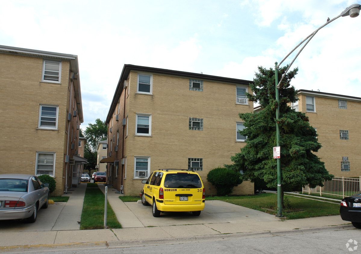 Building Photo - 8549 W Catalpa Ave