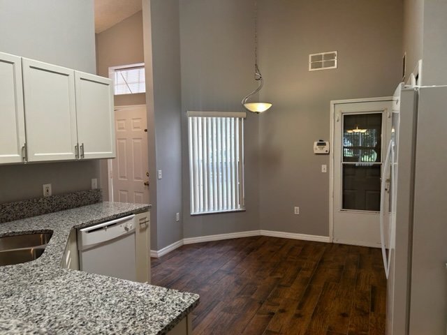 Building Photo - Newly Remodeled 3/2 on Pond in Crescent Lakes $2100.00, Available NOW.