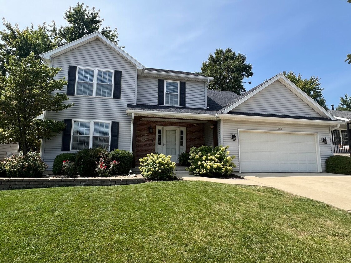 Primary Photo - 5 Bed Stunner - East Side Bloomington!