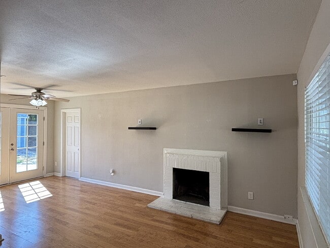 Foto del edificio - "Charming 3-Bed Concord Gem with Granite C...
