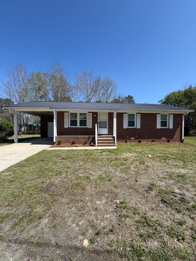 Building Photo - Charming 1,025 sq ft single-family home offering 3 bedrooms and 2 full bathrooms—perfect for comf...