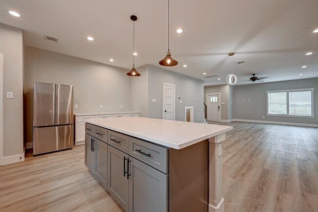 Building Photo - 807 Avenue J