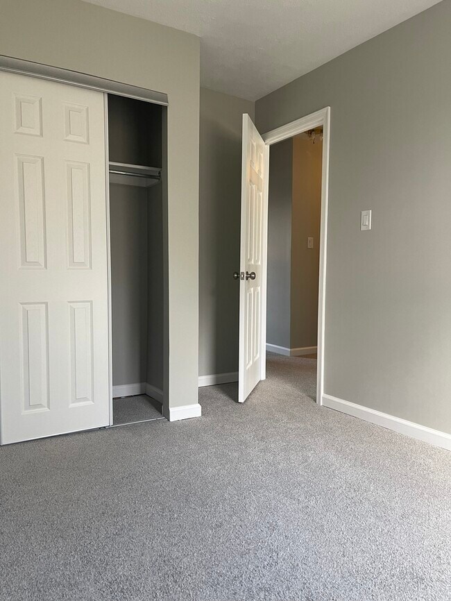 Building Photo - Completely Renovated Townhome in Great Com...