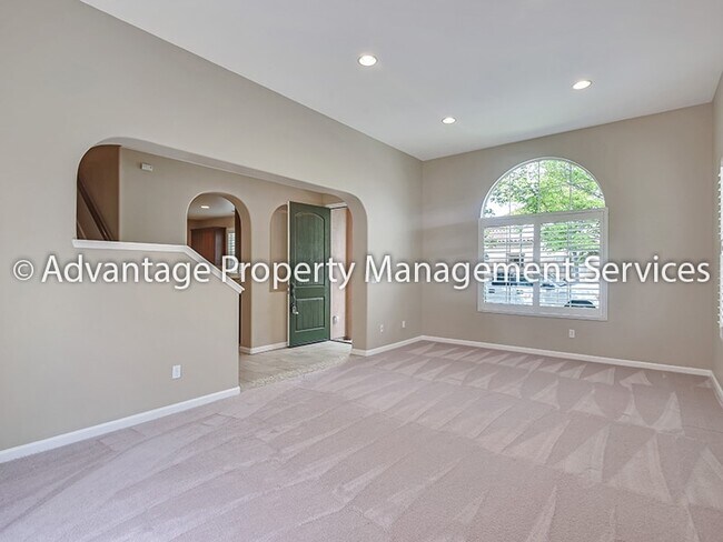 Building Photo - 3 bed, 2.5 bath Townhouse near Safeway in ...