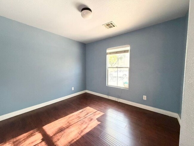 Building Photo - Beautiful 2-story home offering 3 bedrooms, 2.5 bathrooms