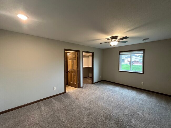 Foto del edificio - 704 E Wisconsin St