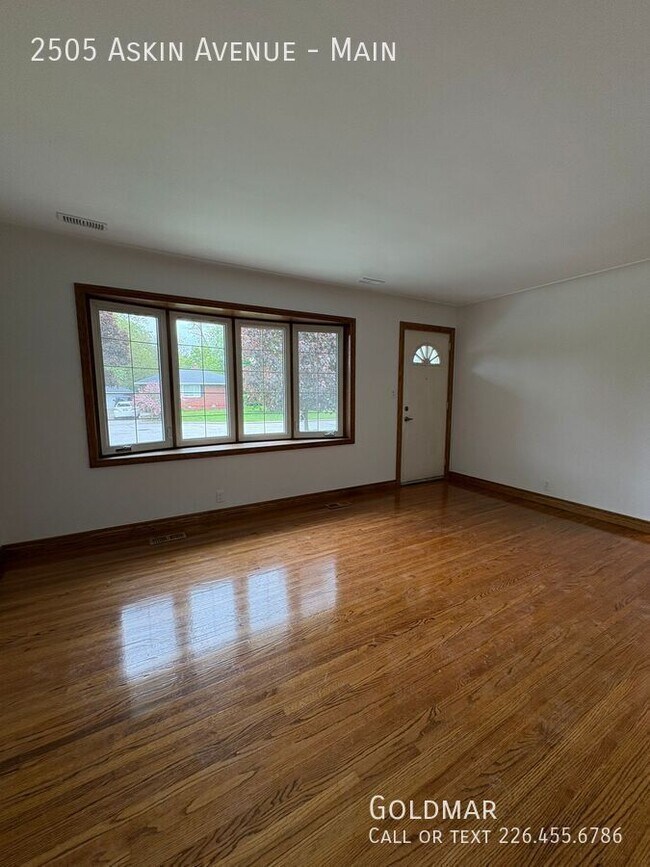 Photo du bâtiment - Beautiful Three Bedroom Main Floor Unit