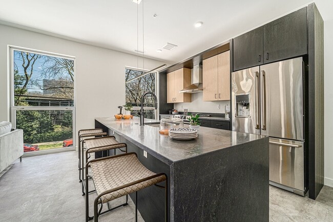 Deluxe Island Option - Lafayette West Apartments