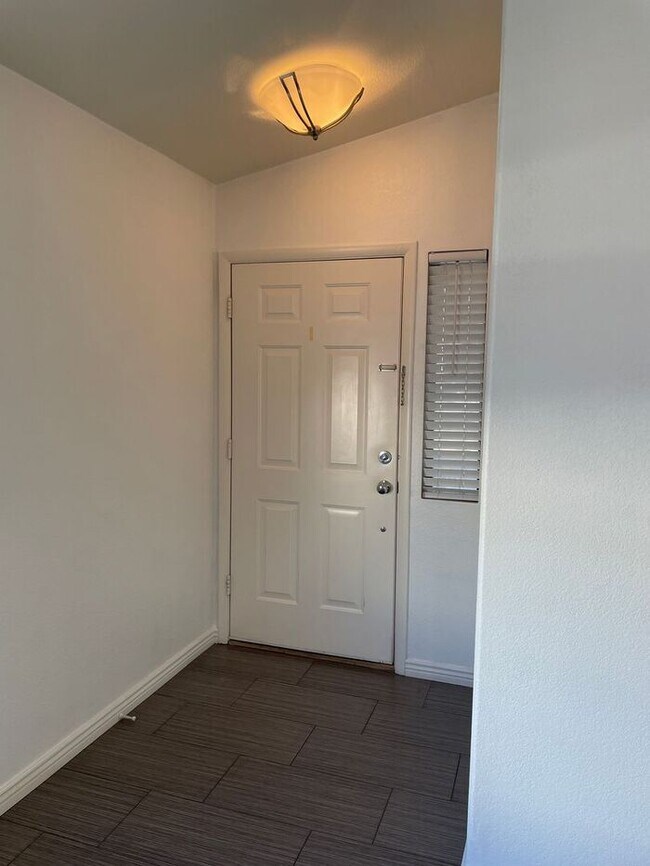 Foto del edificio - Lovely 3 Bedroom Home just minutes from De...