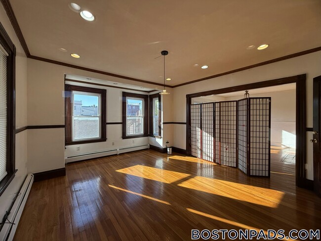 Building Photo - 547 Talbot Ave