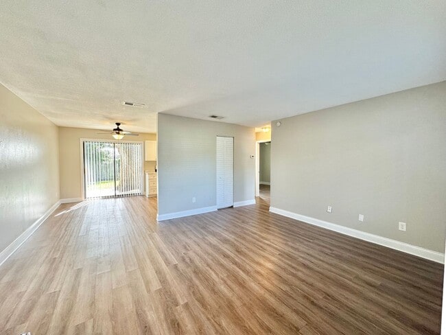 Foto del edificio - Apartment - Right off Cypress Gardens Blvd