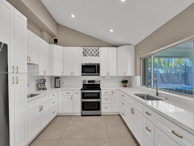 Foto del edificio - 9700 NW 33rd St