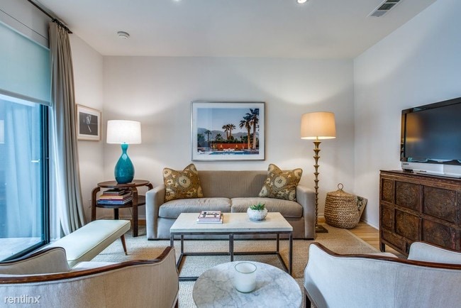 Building Photo - 1 br, 1.5 bath Condo - 4111 Gilbert Ave