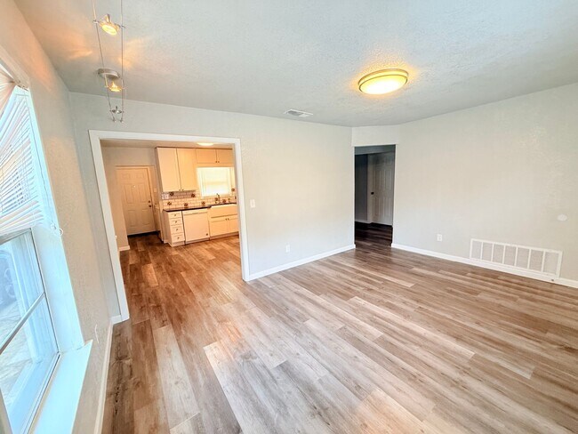 Building Photo - 403 Veterans Ave