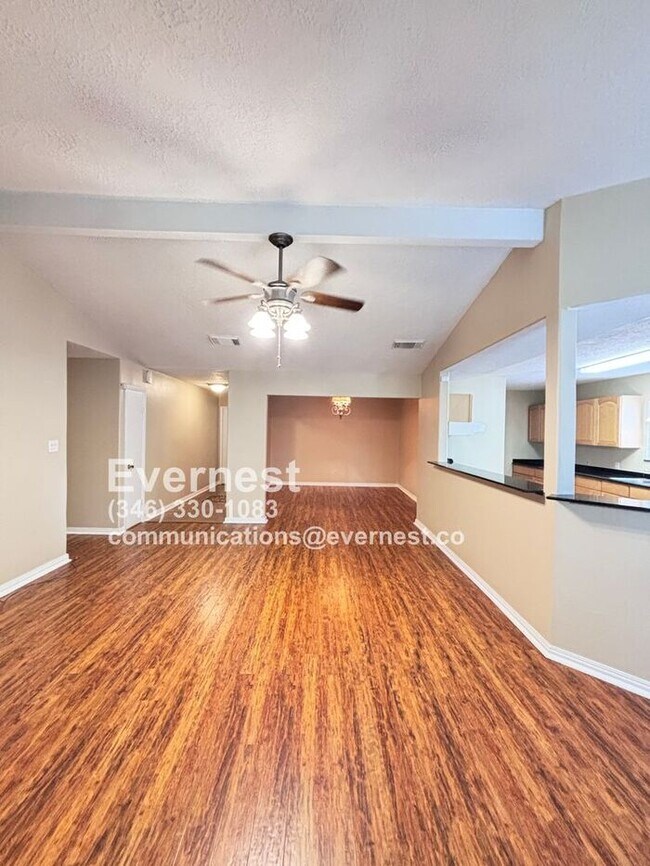 Building Photo - 3-Bedroom, 2-Bath Home in Prime Location /...