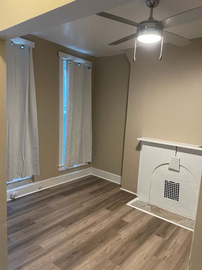 Foto del edificio - Two Bedroom One Bathroom Ready For An Imme...