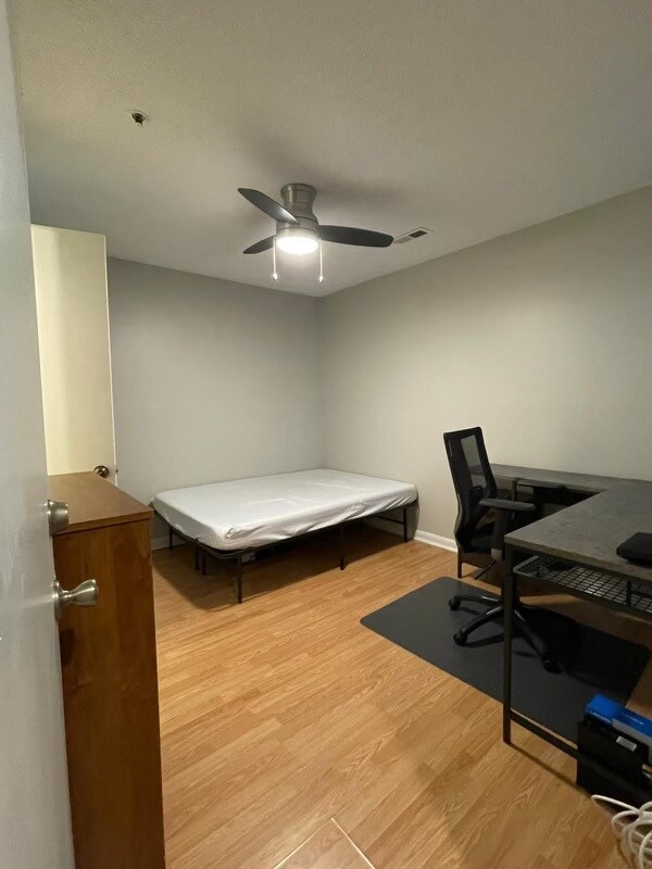 Habitación - 1221 University Ct