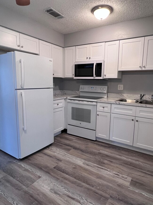 Foto del edificio - 2467 Mercury Dr