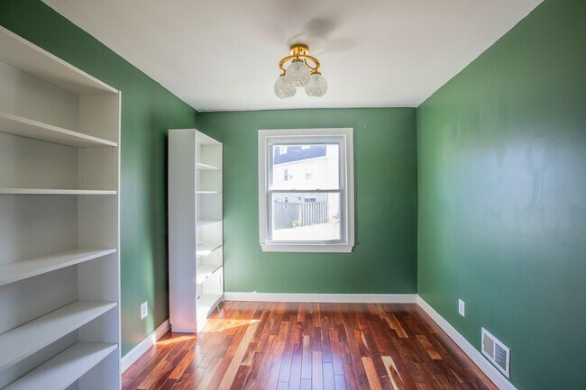 Building Photo - Charming 2 BR/3 BA Townhome in Kettering!