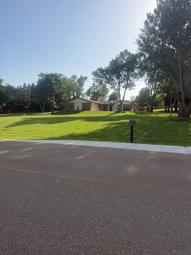 Foto del edificio - Beautiful Home on 1.25 Acres in Edmond for Lease