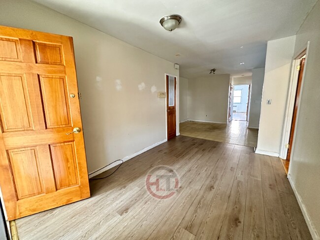 Building Photo - 2887 Roberts Ave