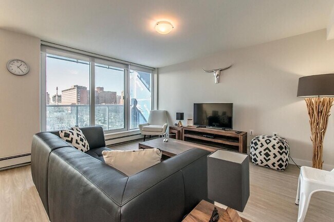 Building Photo - 5633-5633 Fenwick St