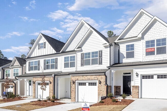 Foto del edificio - Updated Townhome with 1 Car Garage - close to Southpoint!