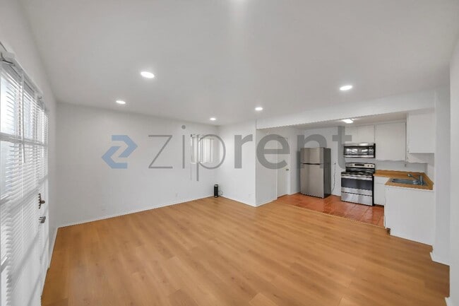 Building Photo - 265 Hollywood Blvd