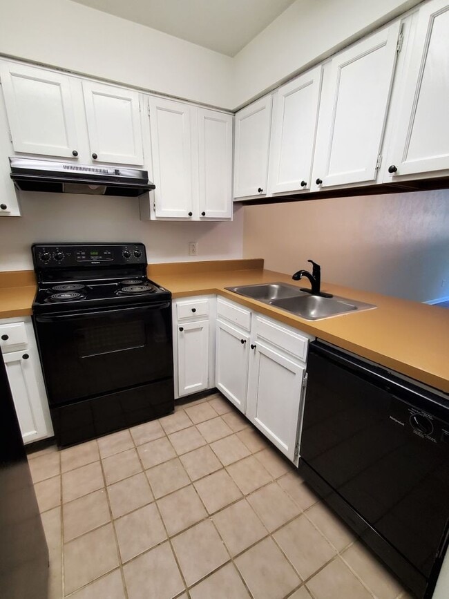 Foto del edificio - FOR RENT 2 bedroom 1.5 bath townhome