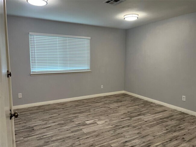 Foto del edificio - 5807 W 43rd St