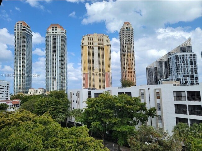 Foto del edificio - 200 178th Dr