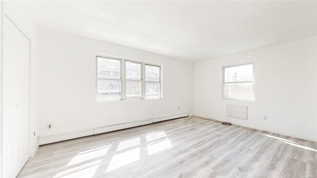 Building Photo - 104-43 37th Dr