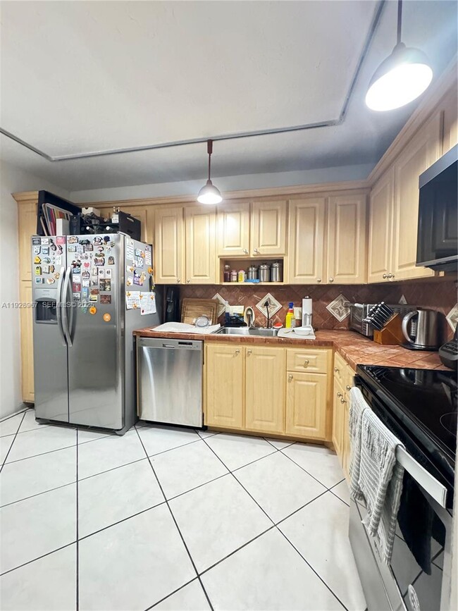 Foto del edificio - 20100 W Country Club Dr