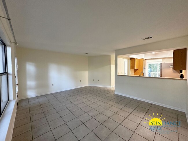 Building Photo - Centrally Located Townhouse with a Community Pool!