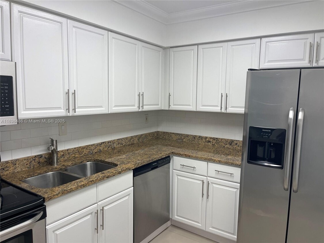 Foto principal - 3300 NE 192 St