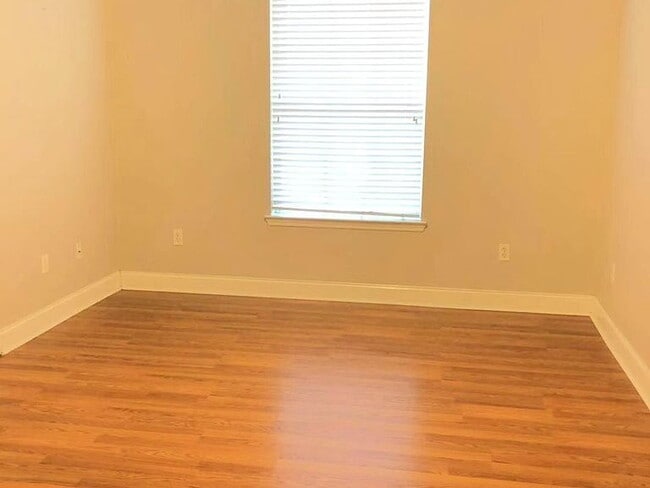 Building Photo - 900 Dean Lee Dr