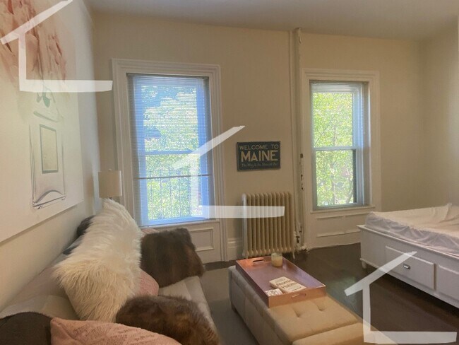 Building Photo - Beautifully updated large studio in the he...