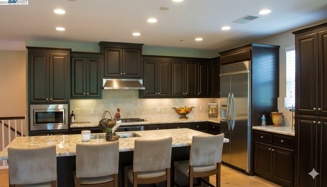 Kitchen - 3335 Central Pky