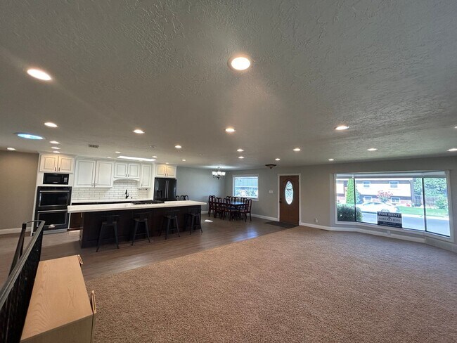 Building Photo - 5 Bedroom 3.5 Bathroom in Orem!