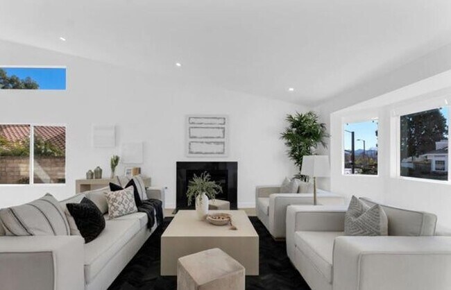 Foto del edificio - MOVE-IN READY 4+3 w/upgrades, great floorp...