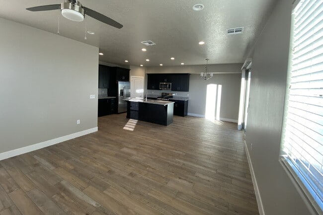Building Photo - "Spacious 4-Bed Townhouse Oasis with 2.5 B...