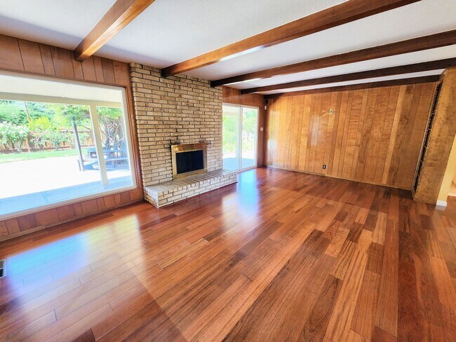 Foto del edificio - Spectacular 4 Bd/3 Ba, 2379 sf (plus separate structure ideal for office), single-family house in...