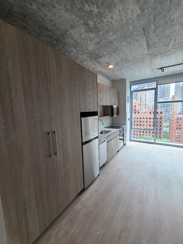 Foto principal - 216 W Chicago Ave