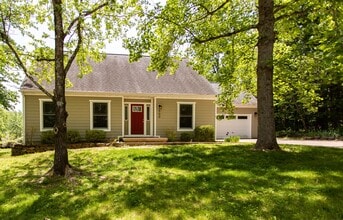 Building Photo - 900 Laurel Dr