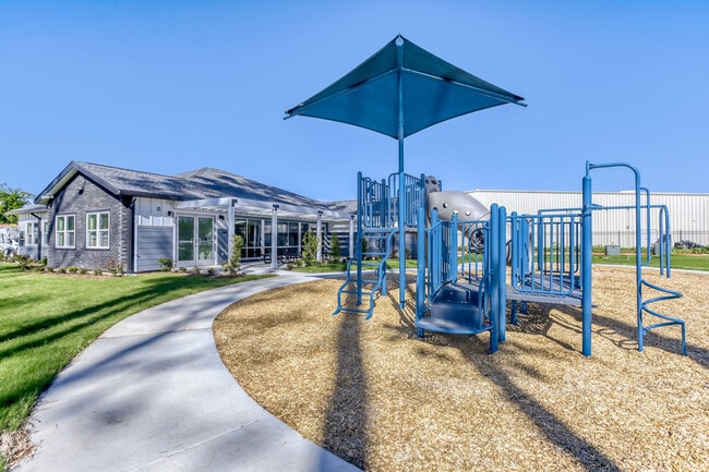 Building Photo - Saddle Creek Village